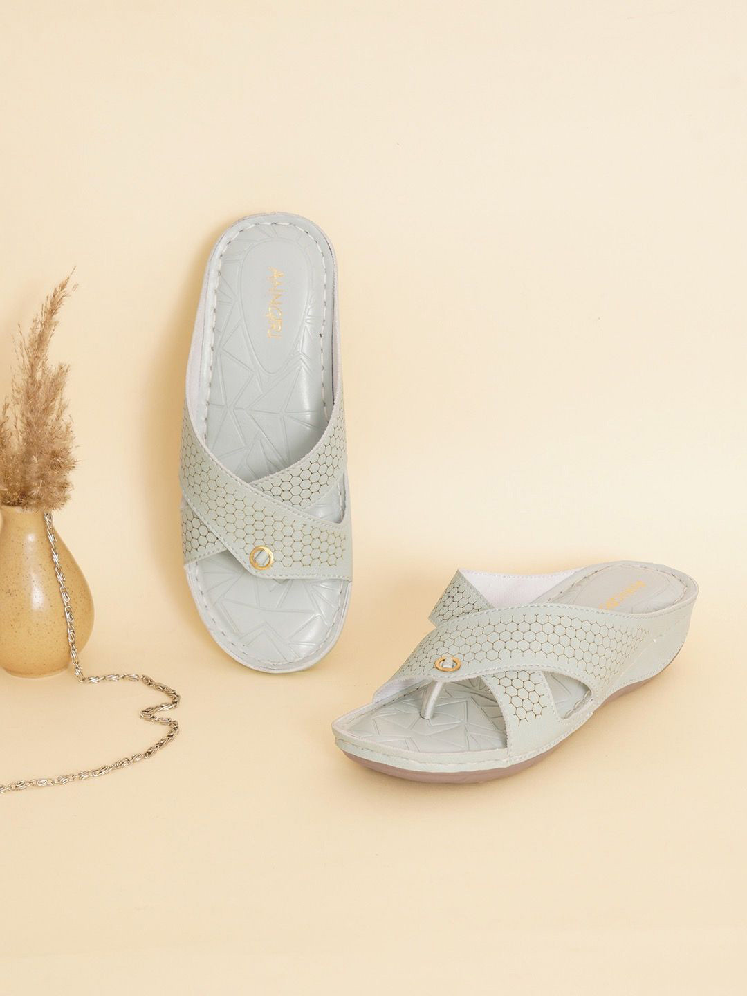 Anngiri Women Woven Design Derbys