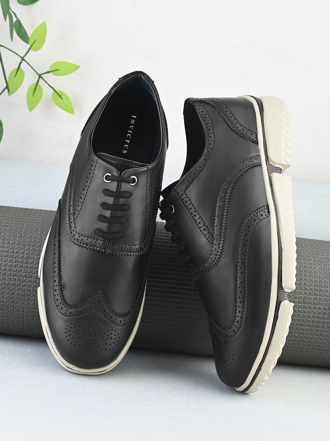 INVICTUS Men Solid Suede Lace Up Brogues