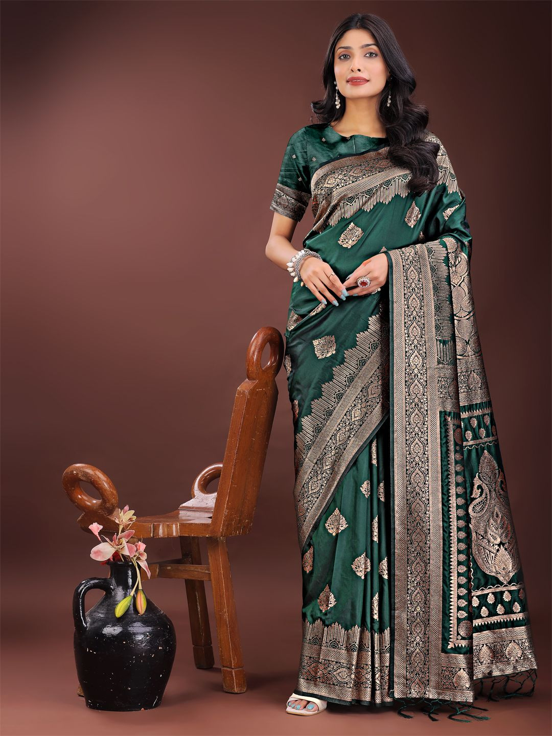 DIVASTRI Soft Silk Zari Weaving Saree With Matching Blouse Piece