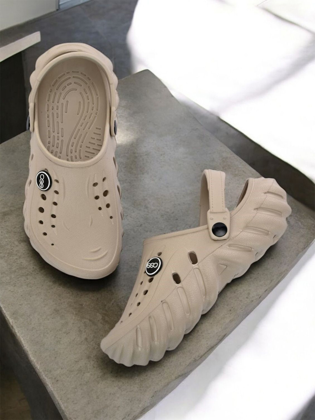 The Roadster Lifestyle Co Men Big Fox Gamblers Light Weight Clogs