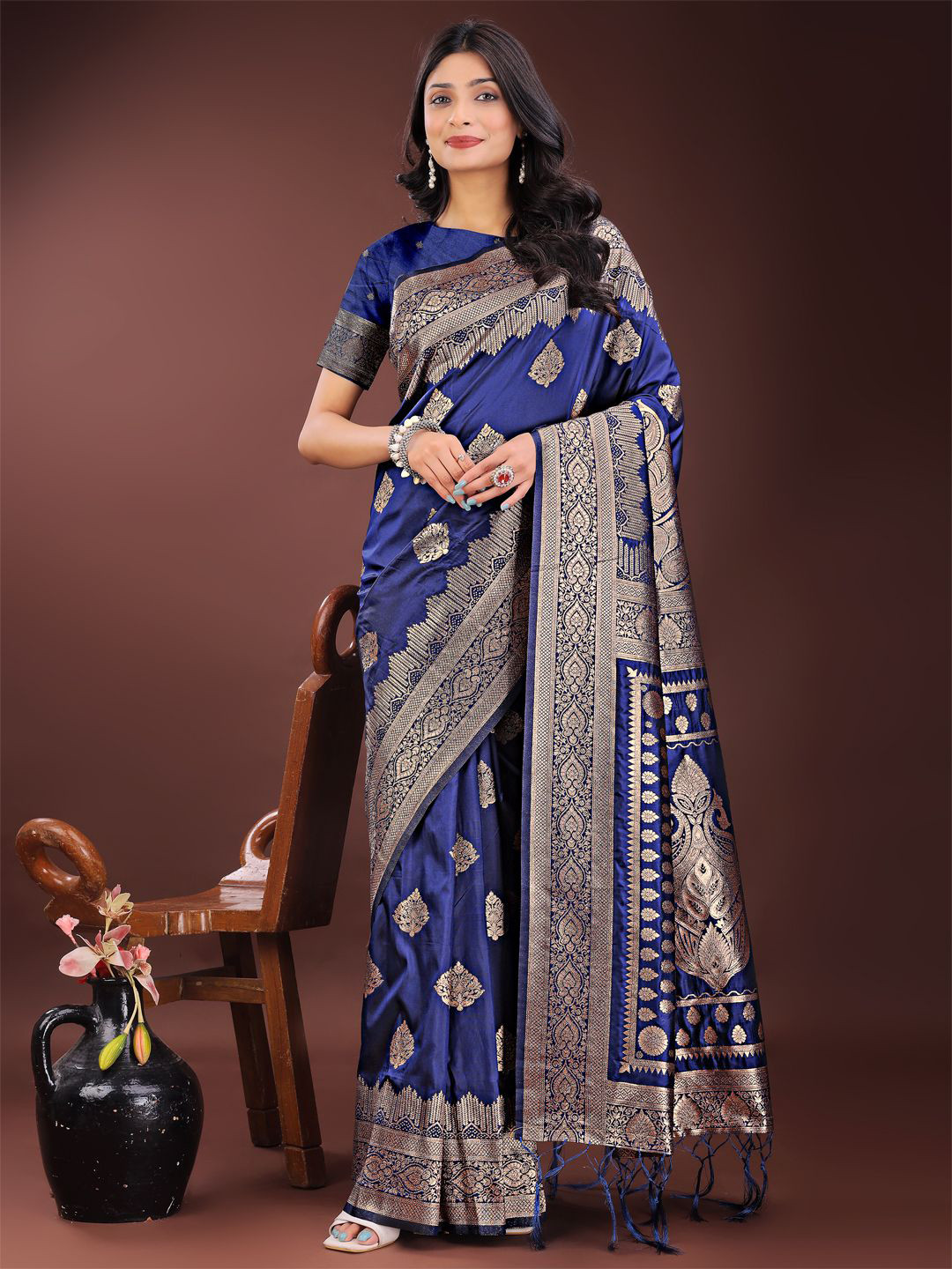 DIVASTRI Soft Silk Zari Weaving Saree With Matching Blouse Piece