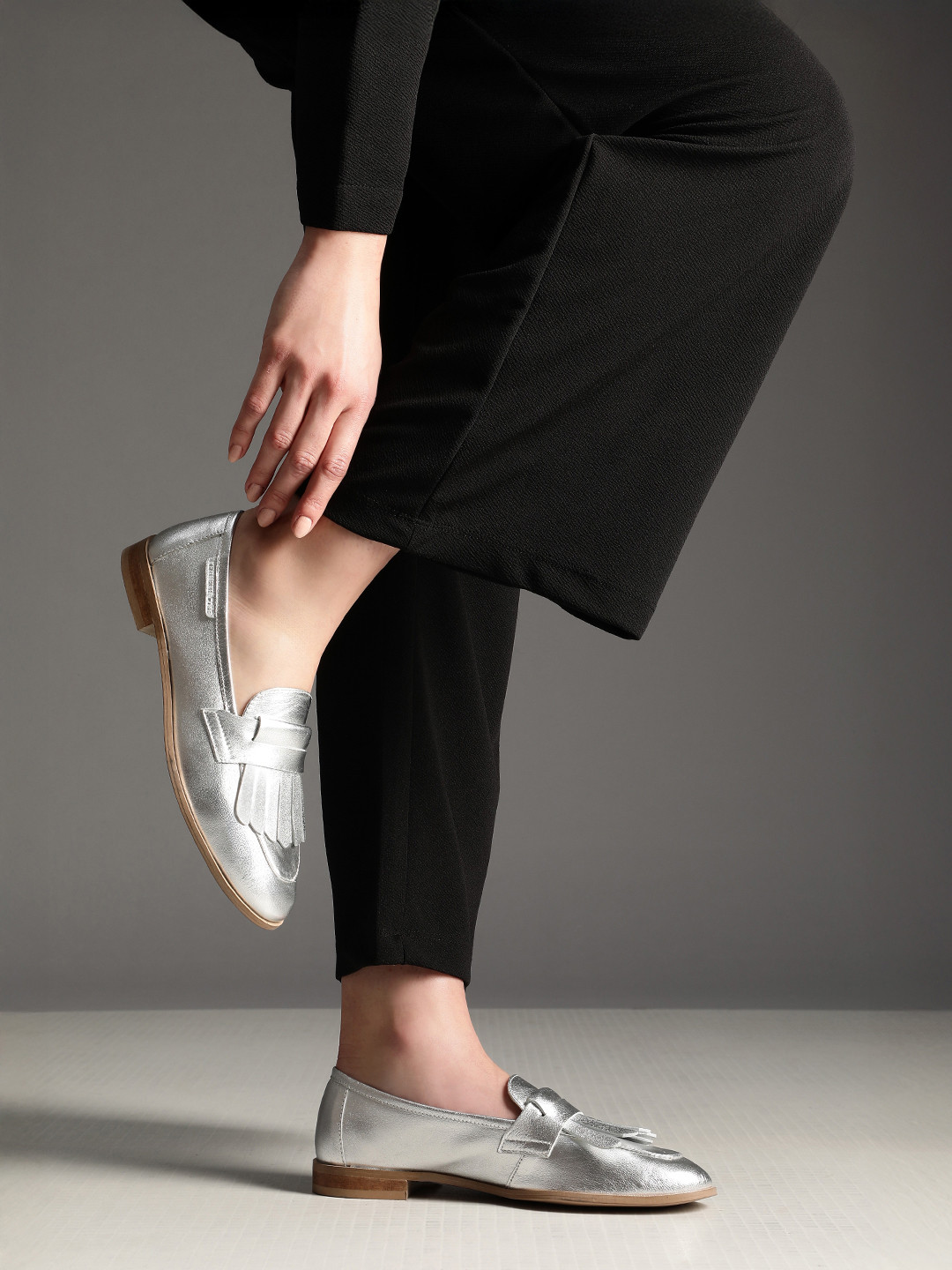 Kenneth Cole Leather Women Leather Loafers With Cut-Out Details