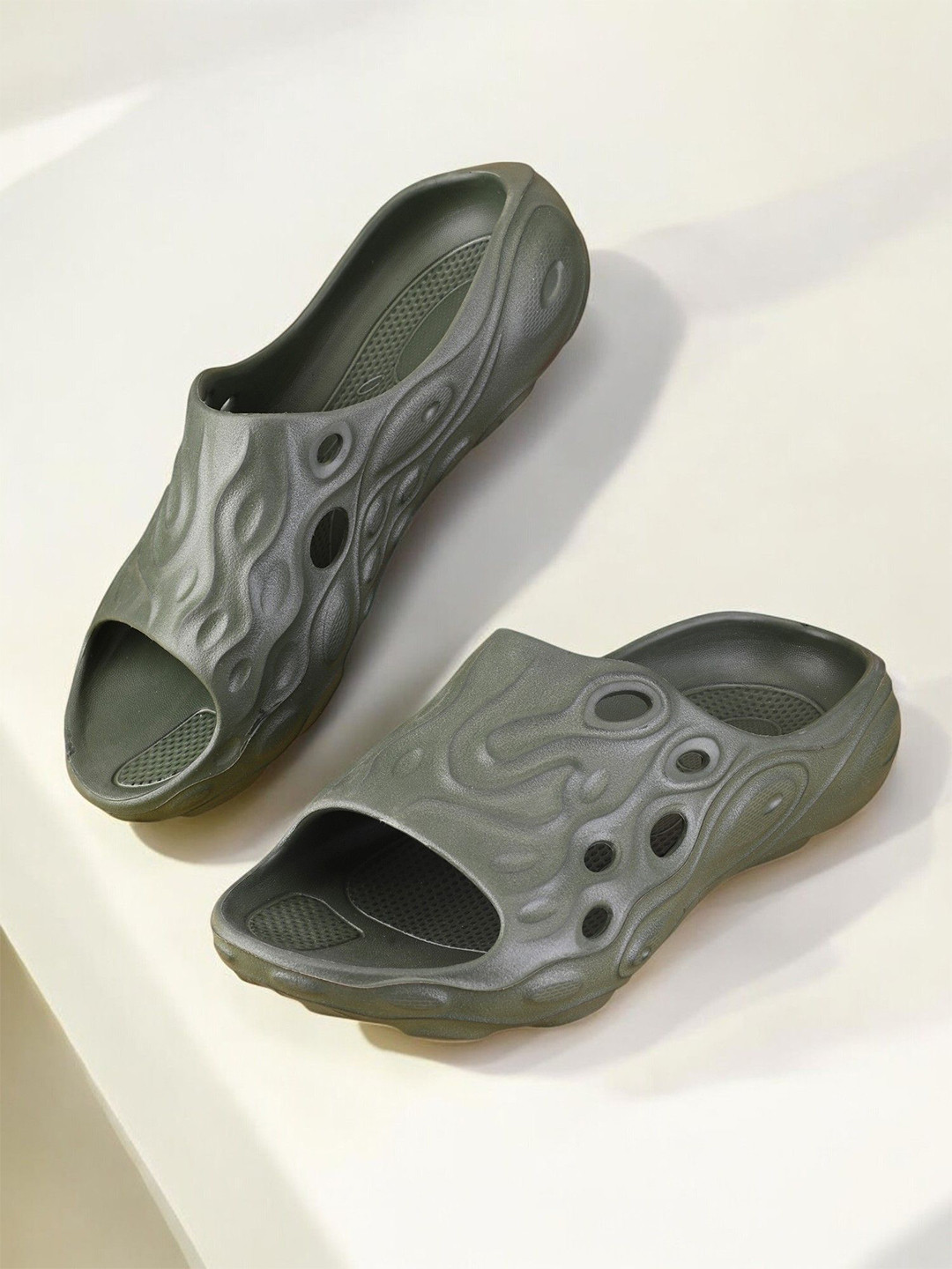 The Roadster Lifestyle Co Men Big Fox Light Sliders