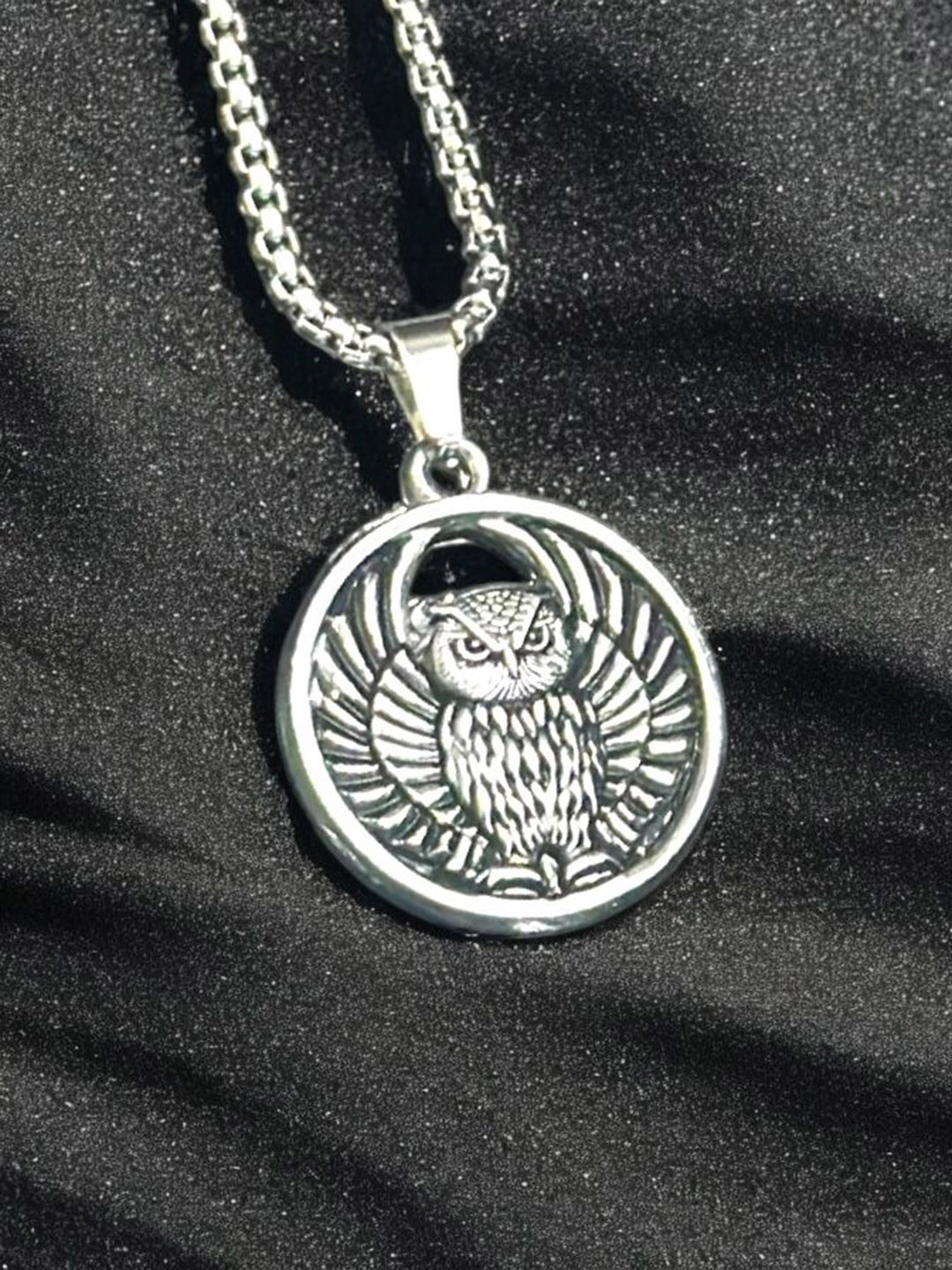 Nitant Men Silver-Plated Egale Face Circular Pendant with Chain