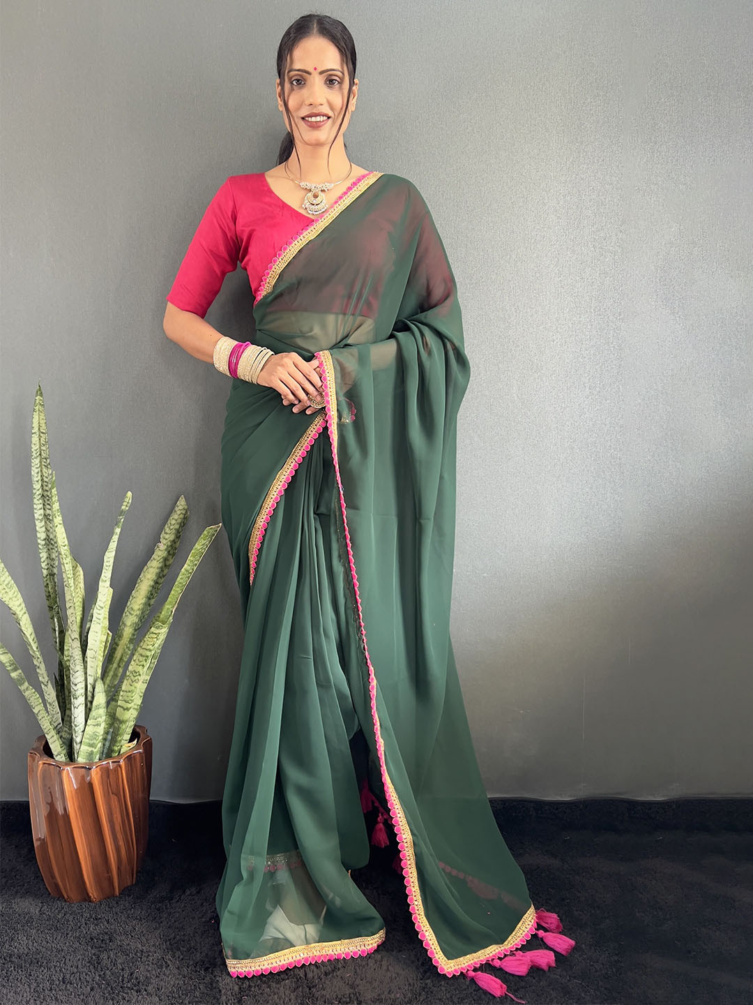 AQUILIQ Embroidered Jamdani Saree