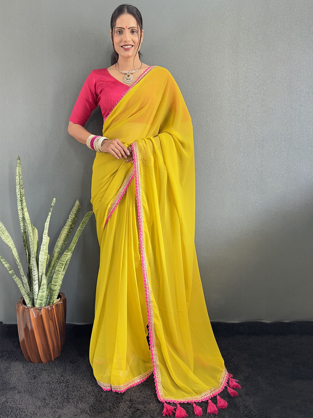 AQUILIQ Embroidered Jamdani Saree  With Unstitched Blouse Piece