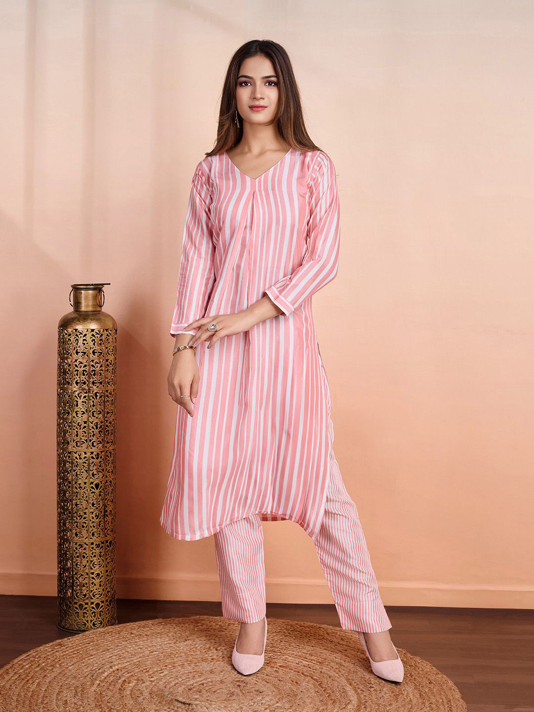 VISHNU WEAVES Women Pink Formal Viscose Rayon Kurta Sets