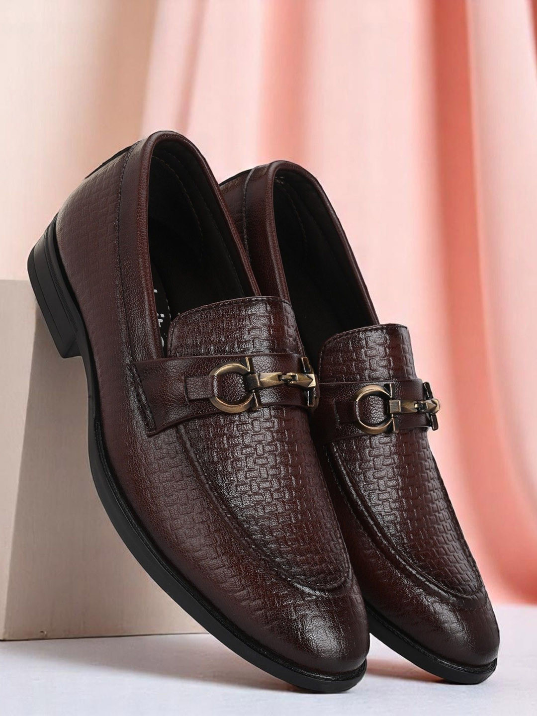 Guava Men Textured Semi Formal Loafers