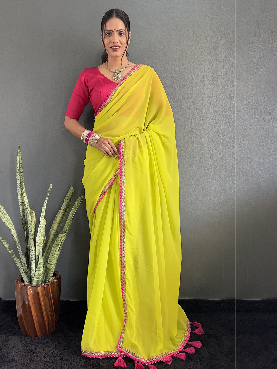 AQUILIQ Embroidered Jamdani Saree