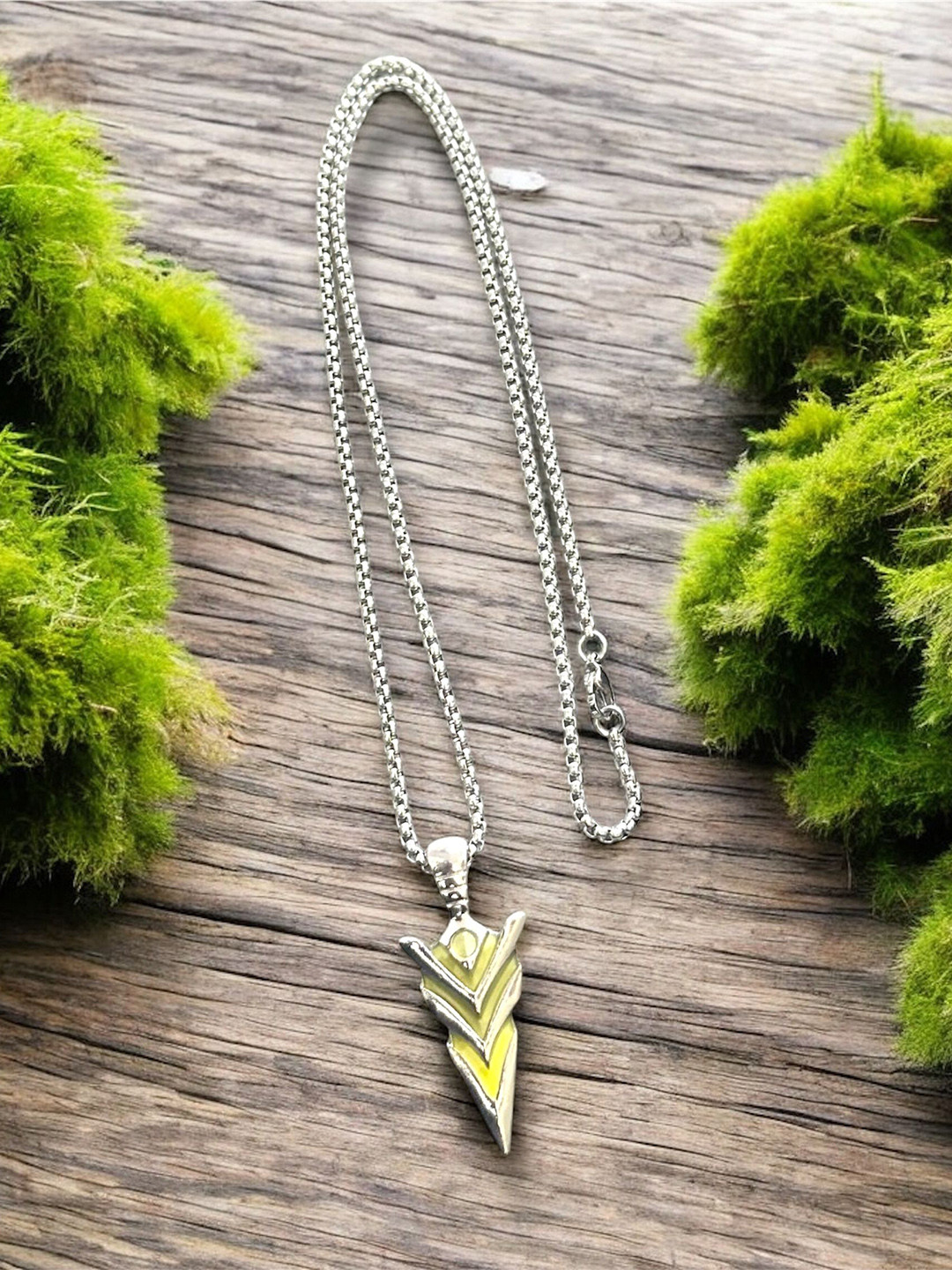Nitant Men Silver-Plated Radium Glowing Arrow Pendant with Chain