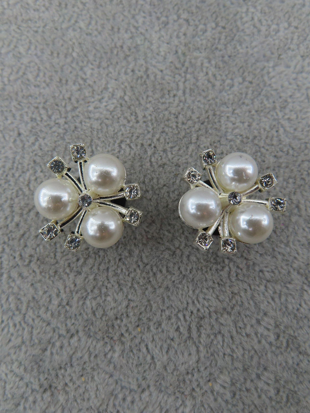 Fashion Doc Silver-Plated Artificial Stones Studded & Pearls Beaded Floral Shaped Studs