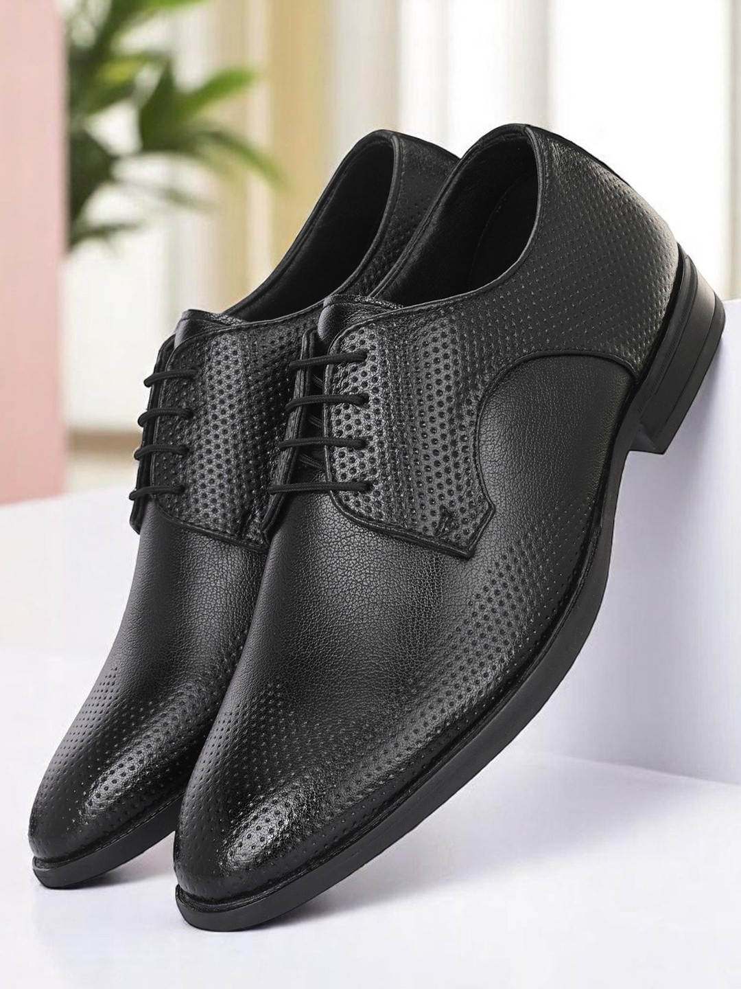 Guava Men Textured Lace-Up Semi Formal Derbys