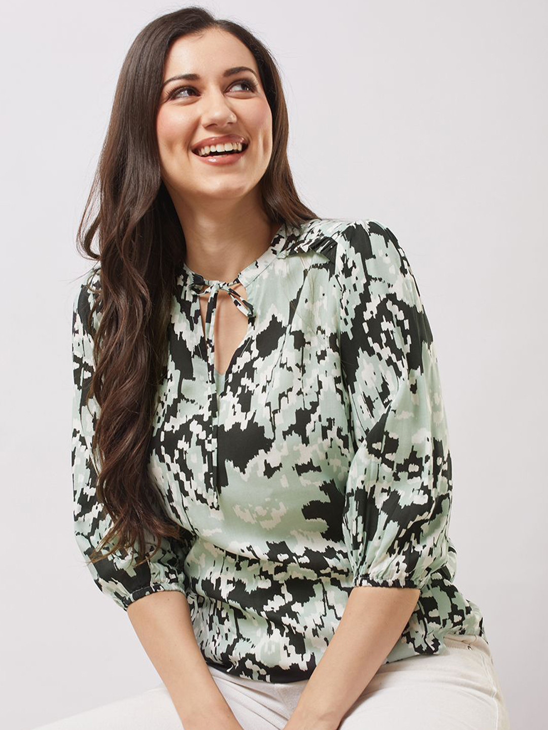Globus Tie-up V-neck Bishop Sleeves Abstract Print Top