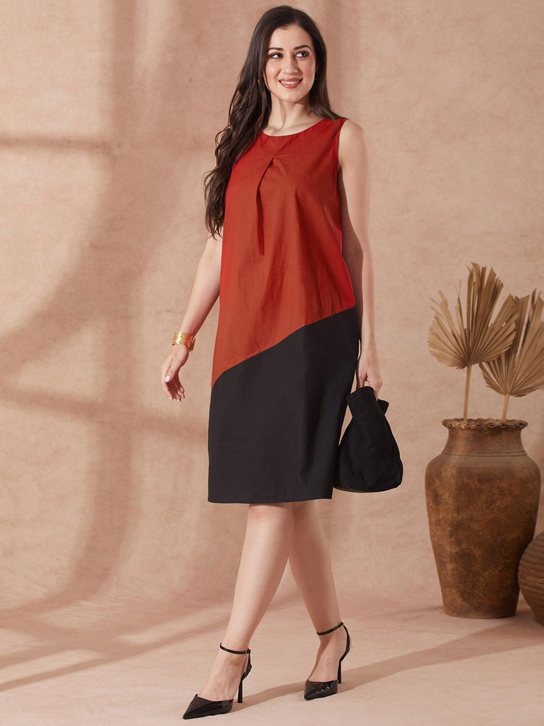 Globus Round Neck Colourblocked A-Line Knee Length Resort Dress