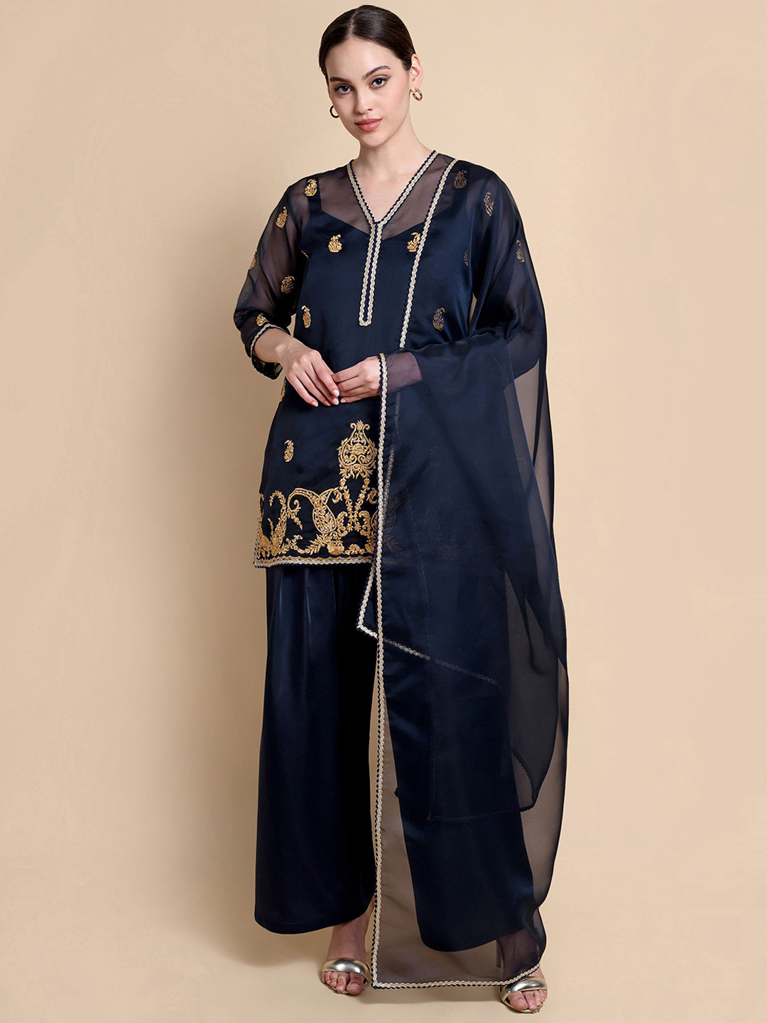 Bhairavi Jaikishan Women Floral Embroidered Kurti with Trousers & Dupatta