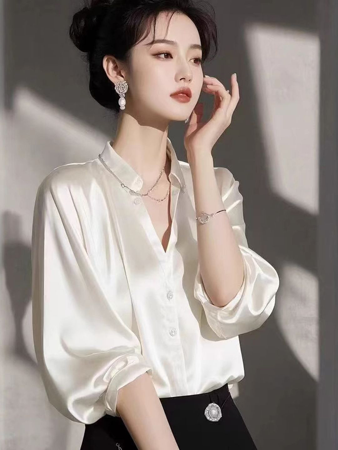 bebe Off-White Collared V-Neck Button-Up Casual Shirt