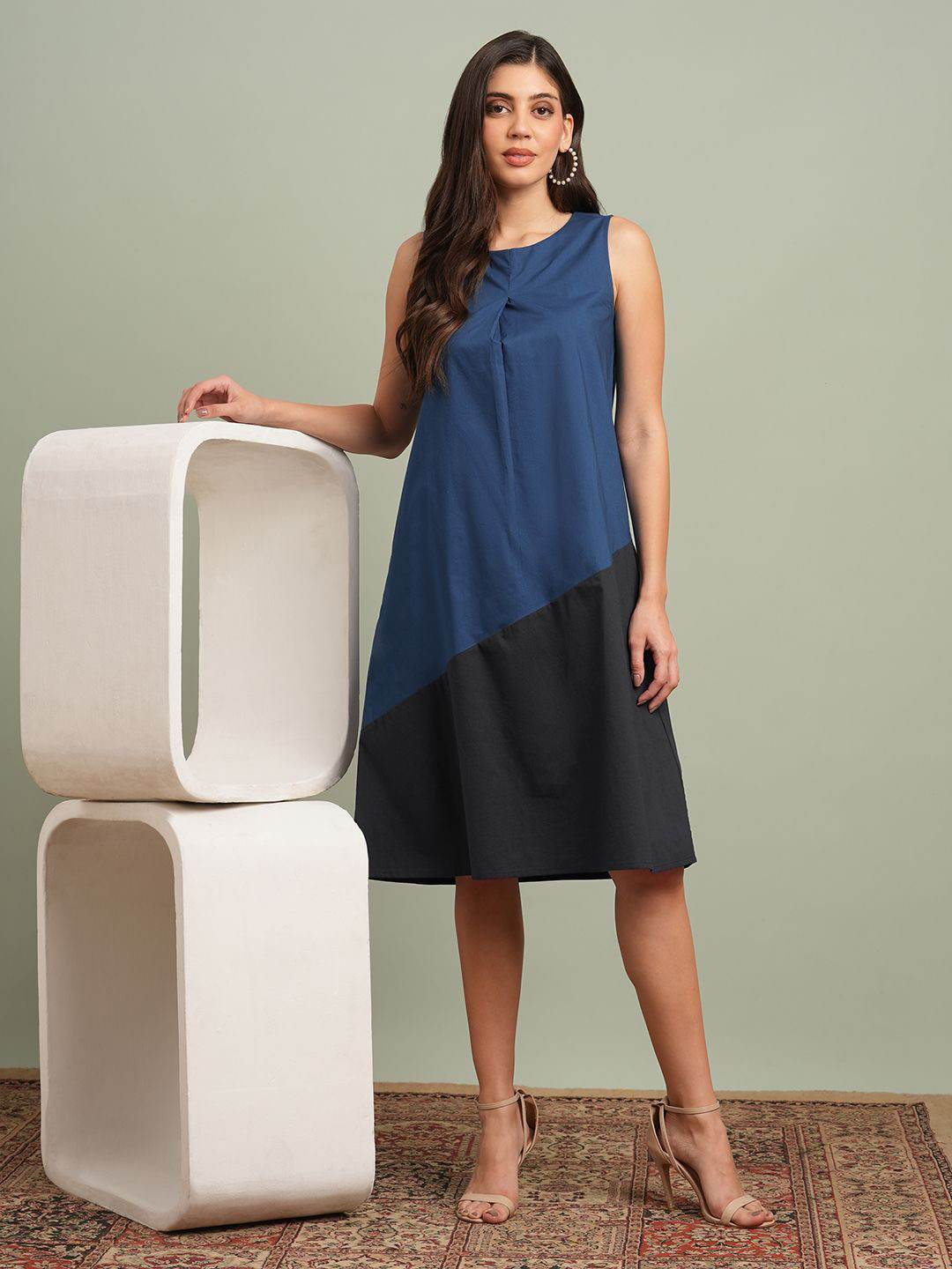 Globus Round Neck Colourblocked A-Line Knee Length Resort Dress