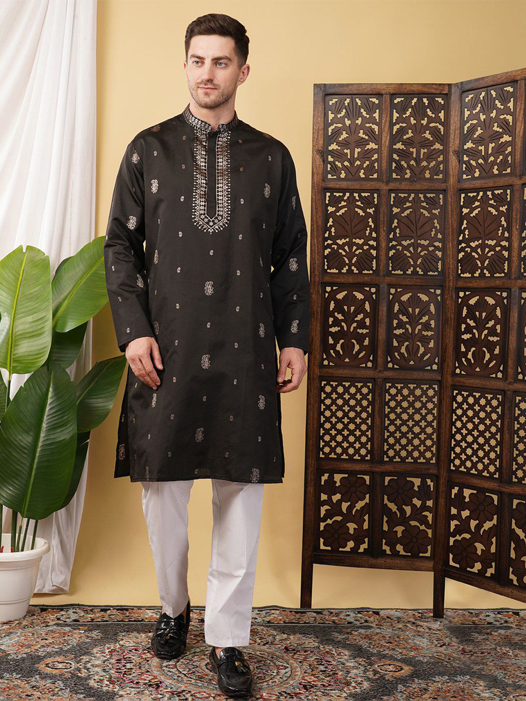 ADHIRAJAN Men Thread Work Jacquard Kurta