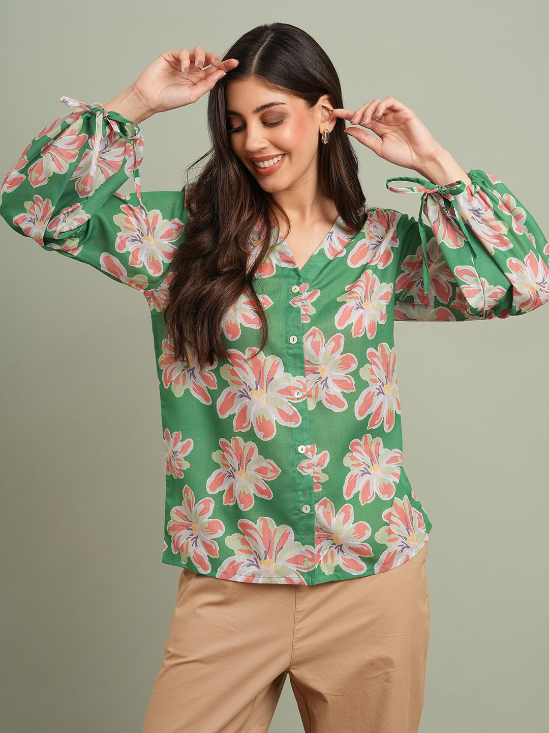 Globus Floral Print V-Neck Bishop Sleeves Shirt Style Top