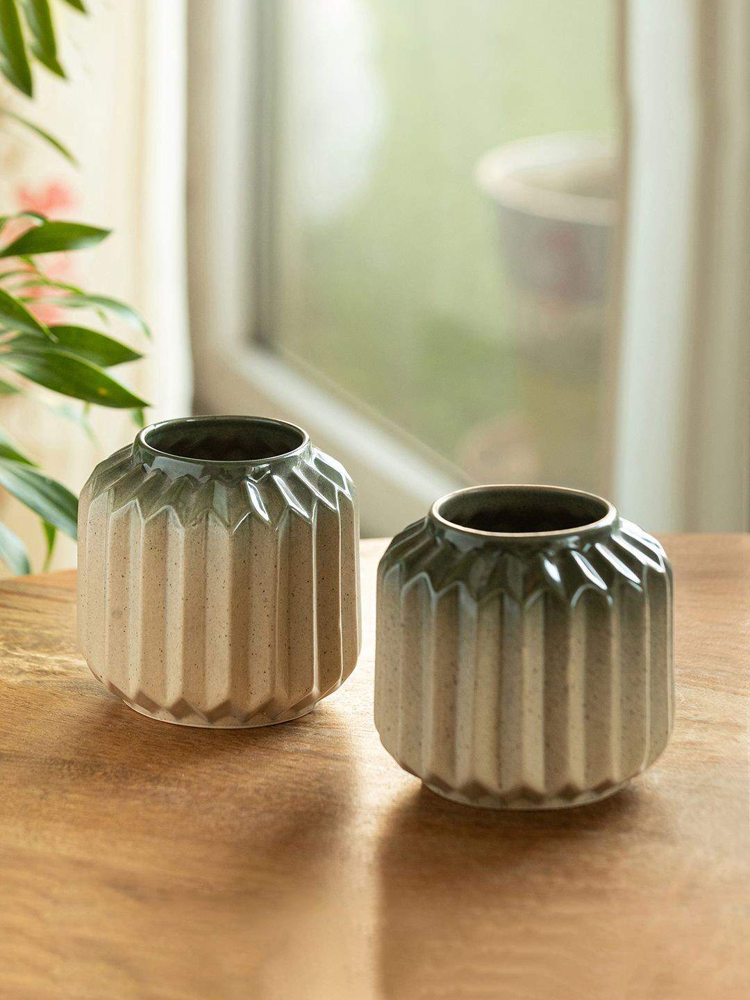 ExclusiveLane The Expression Series 2Pcs Green Ripped Radiance Ceramic Decorative Vase