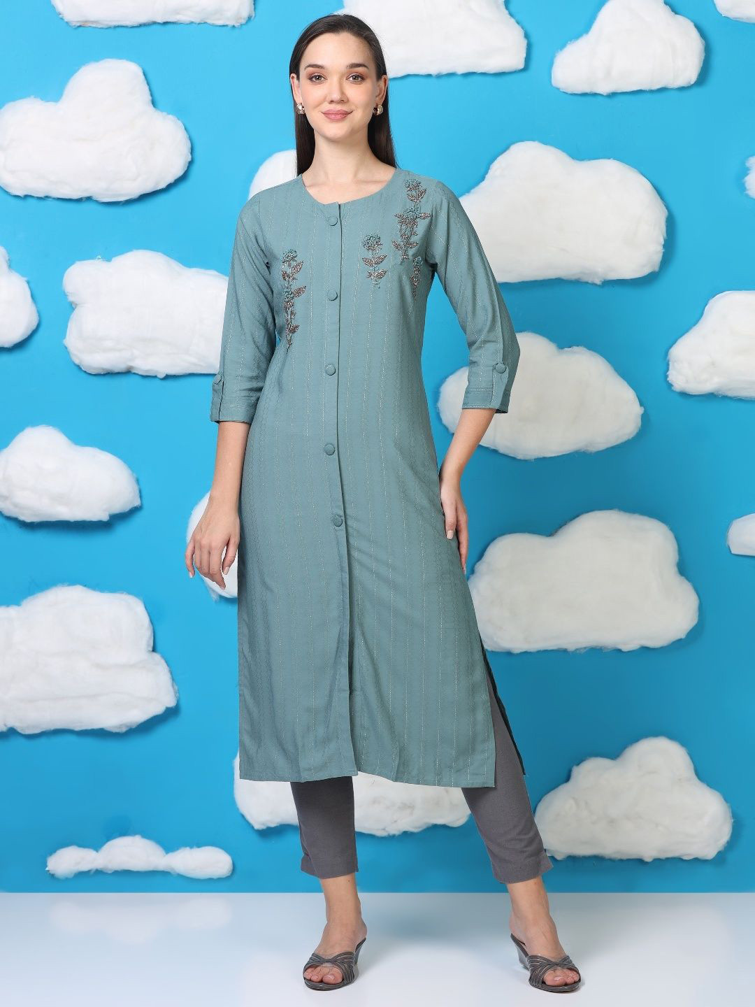 neonari Women Embroidered Round Neck Straight Kurta