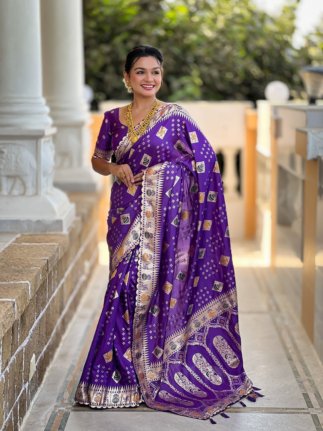 DIVASTRI Woven Design Ethnic Motifs Meenakari Weaving Saree With Matching Blouse Piece