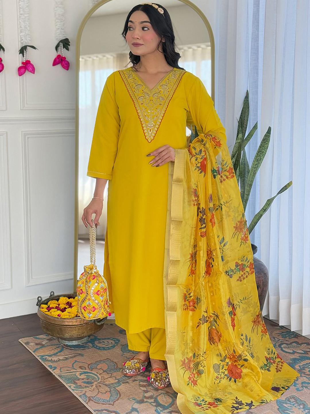 TWINS LADY Floral Yoke Design V-Neck Zari fStraight Kurta With Trousers & Dupatta