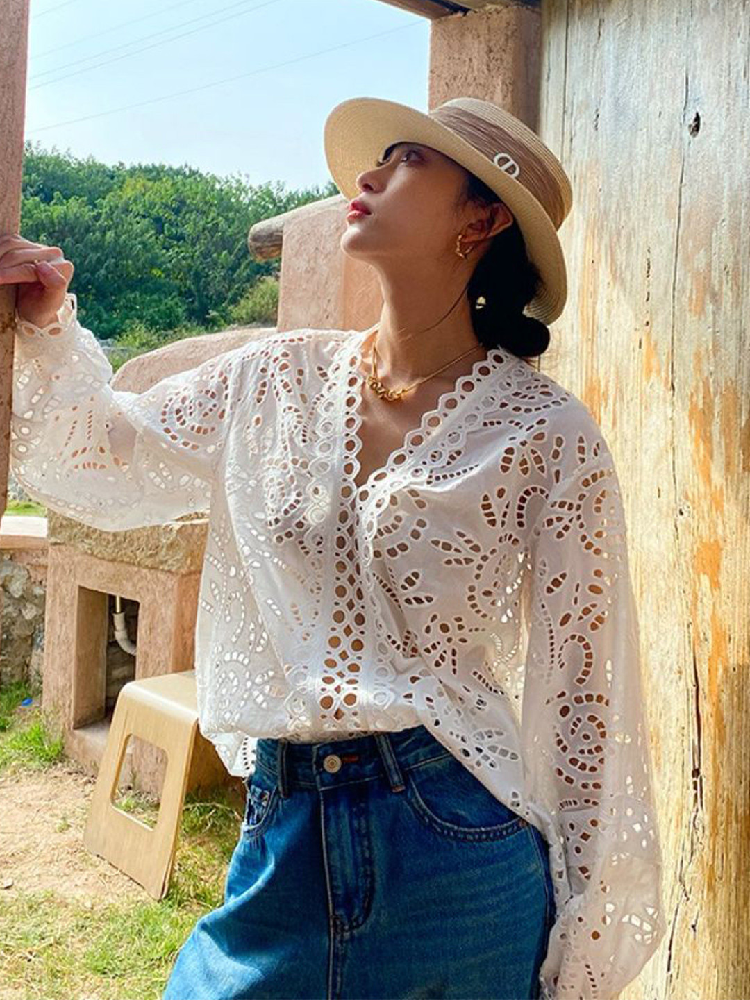 bebe Women Embroidered Eyelet Lace Long Cuffed Sleeves Schiffli Top