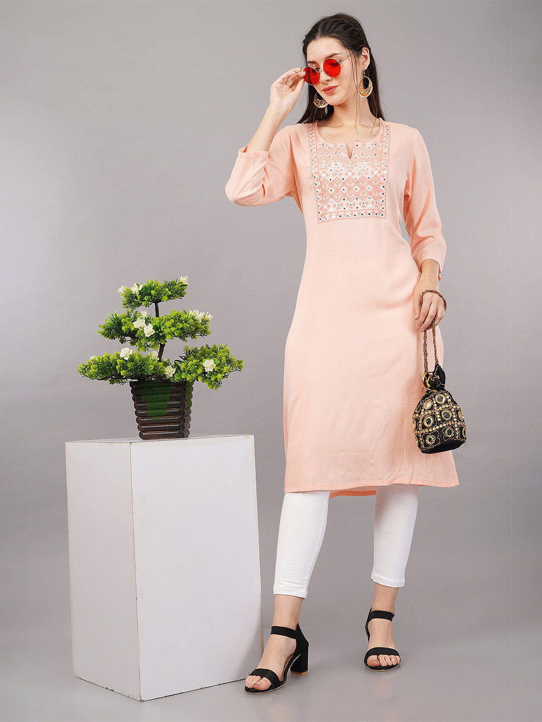 Shruthi Yoke Design Notch-Neck Thread Work Liva Kurta