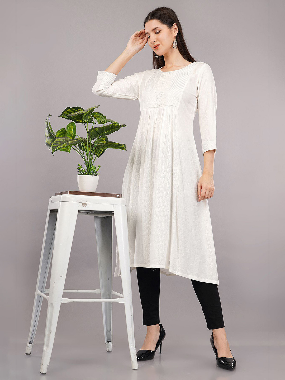 Shruthi Women Round Neck Kurta