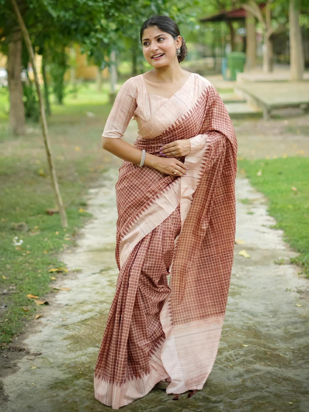 LeeliPeeri Designer Checked Kantha Work Silk Blend Tussar Saree