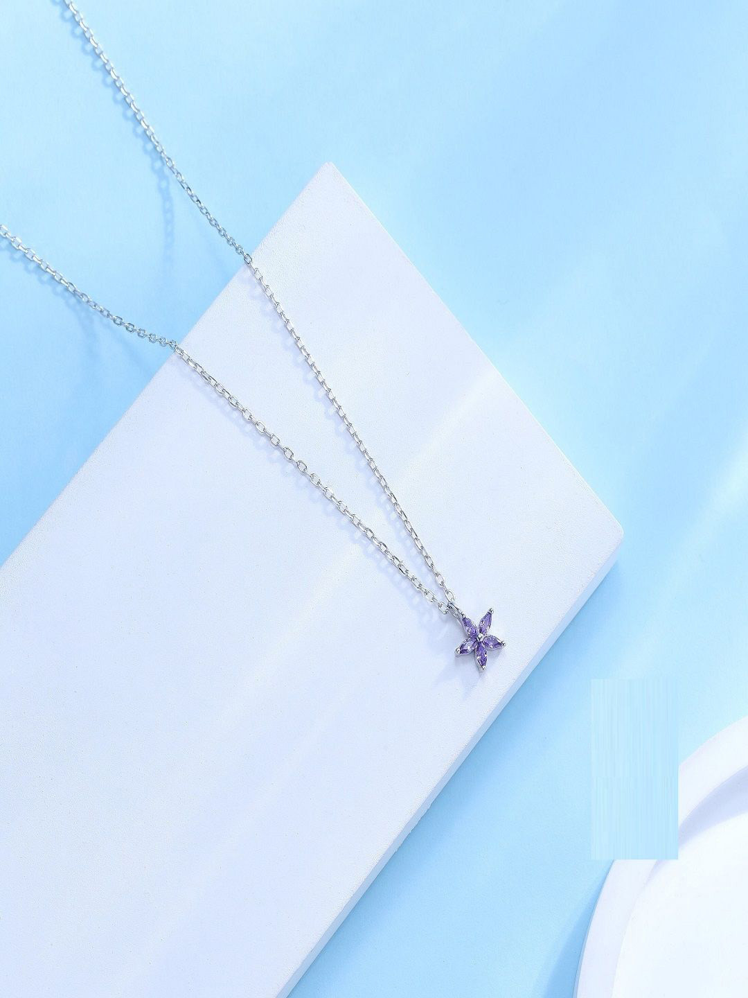 RV Jewels Unisex Silver-Plated Star Shaped Pendant With Chain