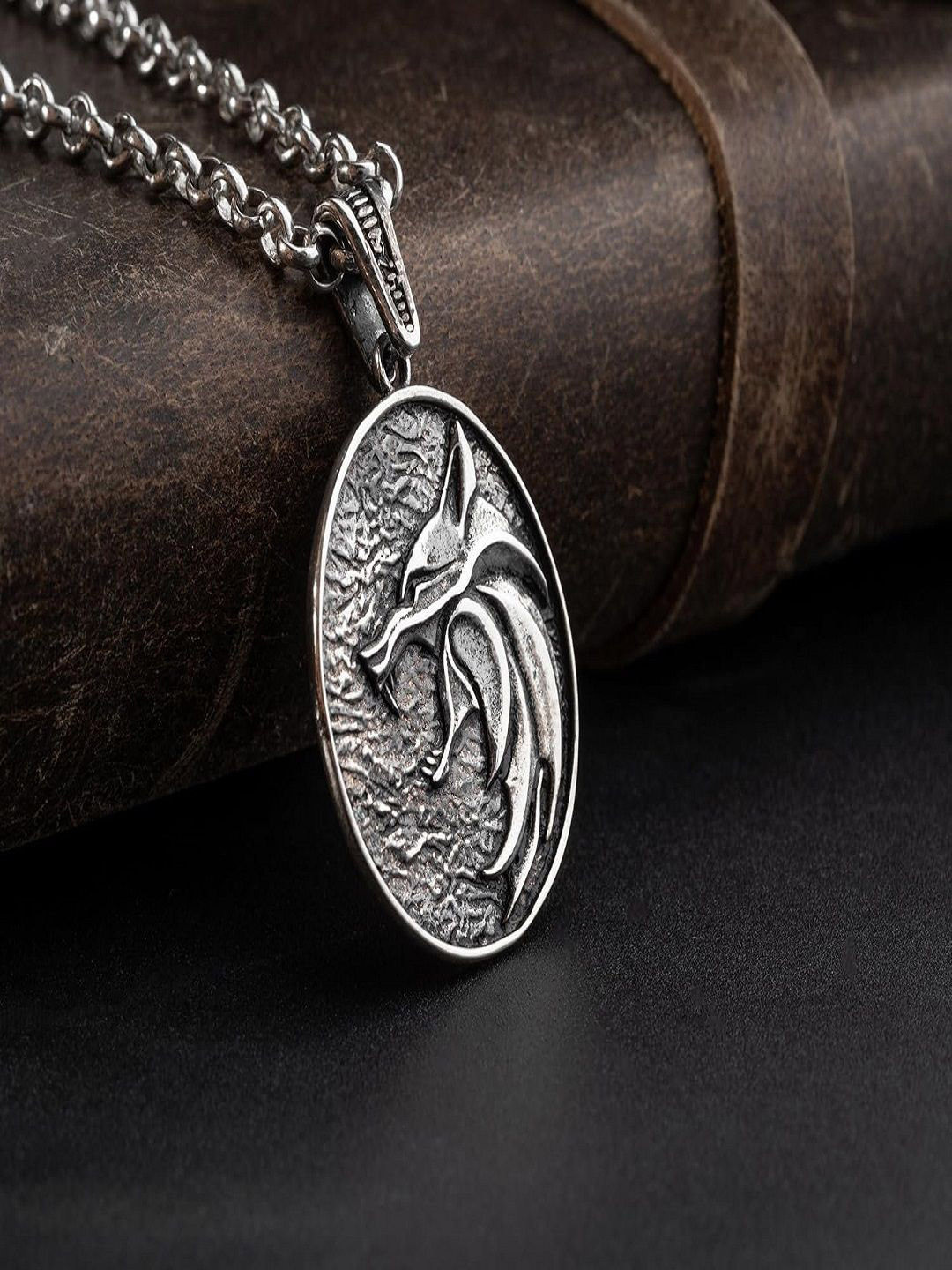 RV Jewels Unisex Silver-Plated Oval Shaped Pendant With Chain