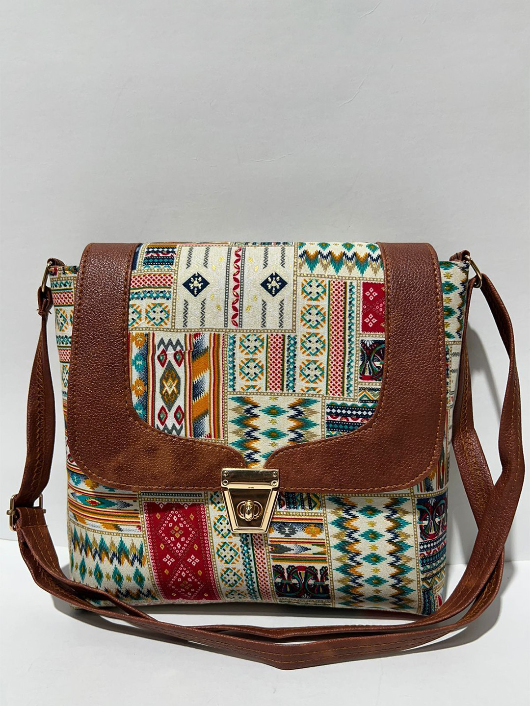 NEWFASHIONHUBCENTER Printed PU Structured Sling Bag