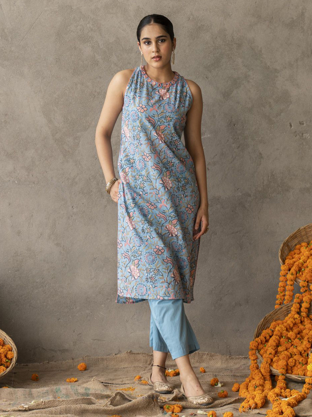 AKISO Women Floral Mirror Work Embroidery Detail Straight Fit Sleevless Kurta