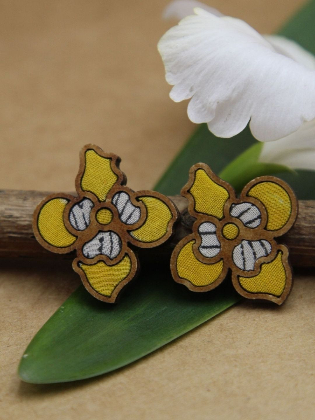 WHE Wooden Floral Shaped Studs