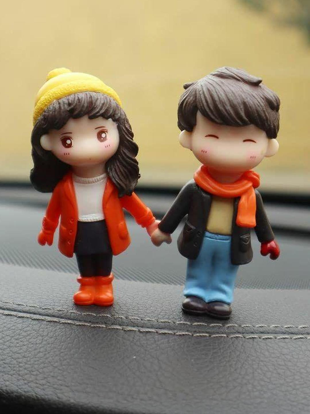 ANTIQ CREATION Love Winter Couple Car Multicoloured Polyresin Matte Living Room Small Showpiece - 3 Inches