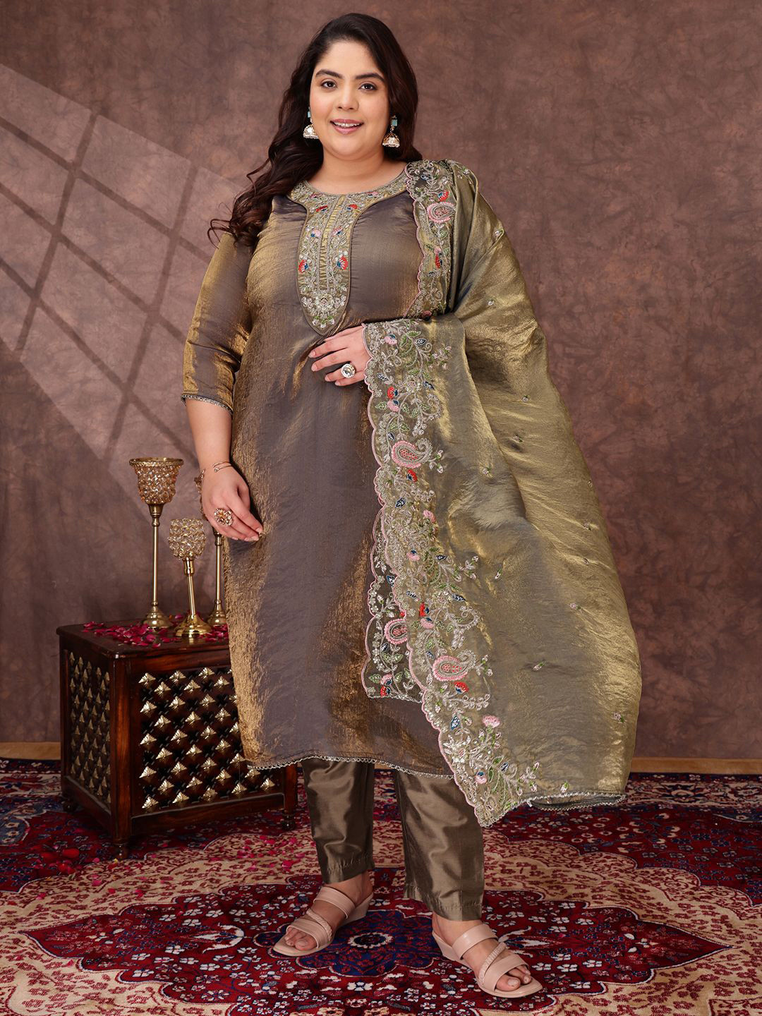 INDDUS PLUS Women Floral Zari & Thread Embroidered Crushed Organza Kurta Set