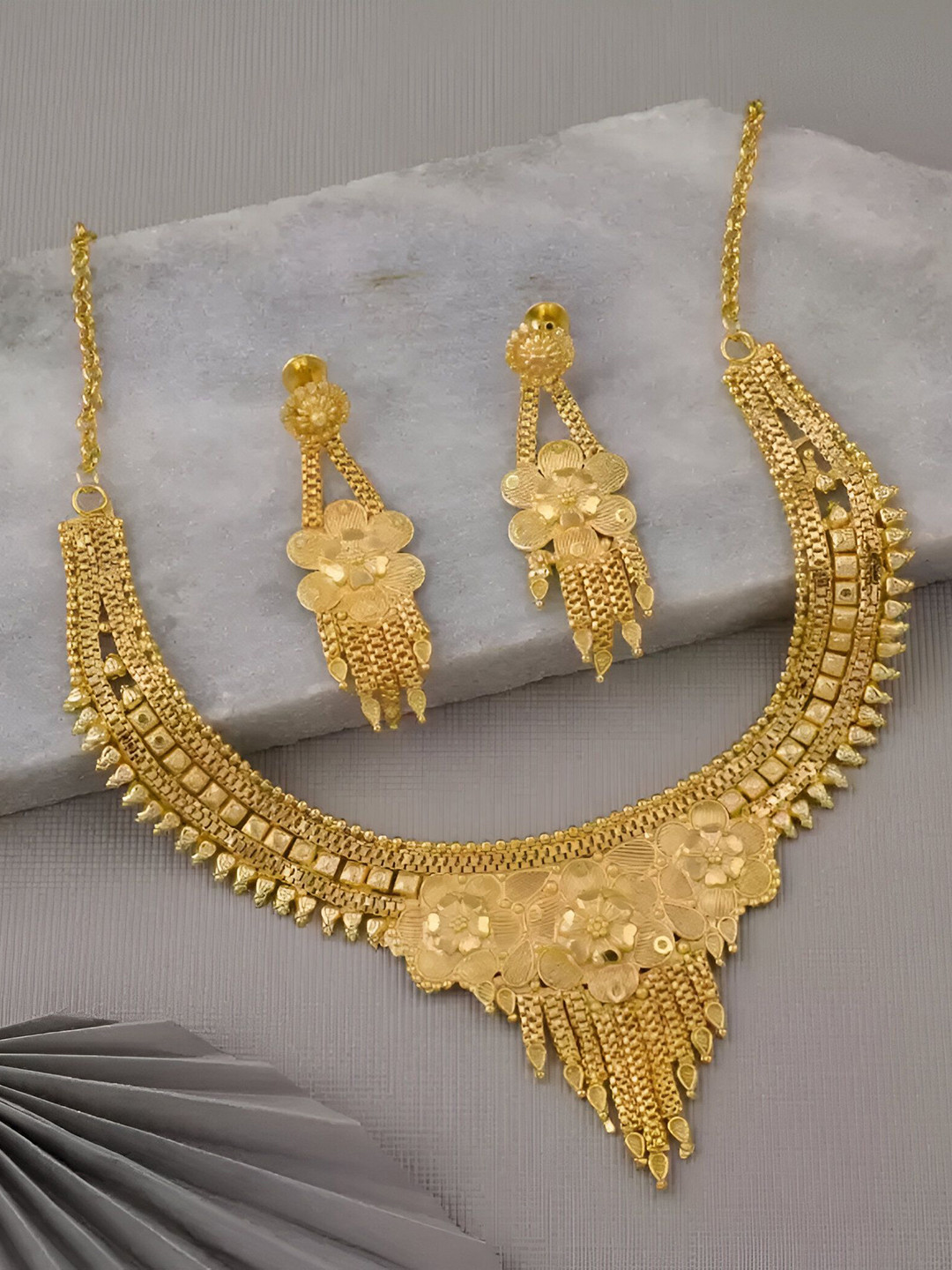 VALUSHA Gold-Plated Stones-Studded & Beaded Jewellery Set