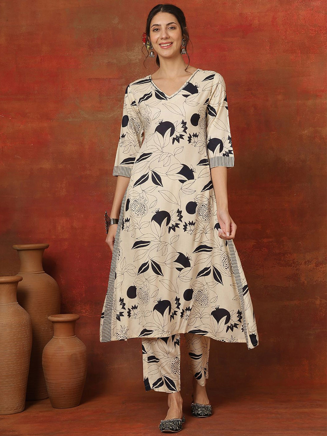 KIMAYRA Women Floral Printed Regular Kurta with Trousers