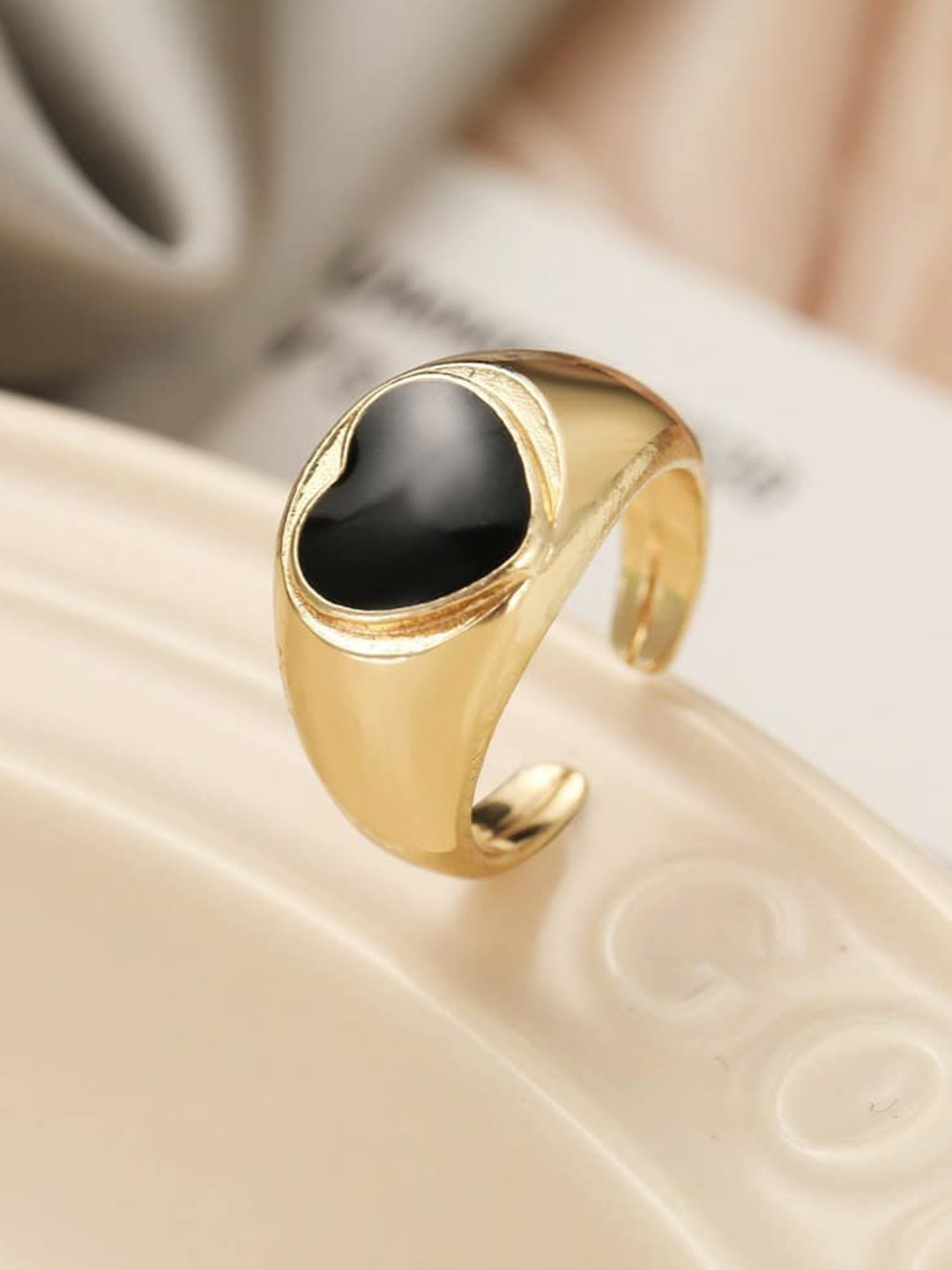 Arzonai Golden Chunky Heart Ring