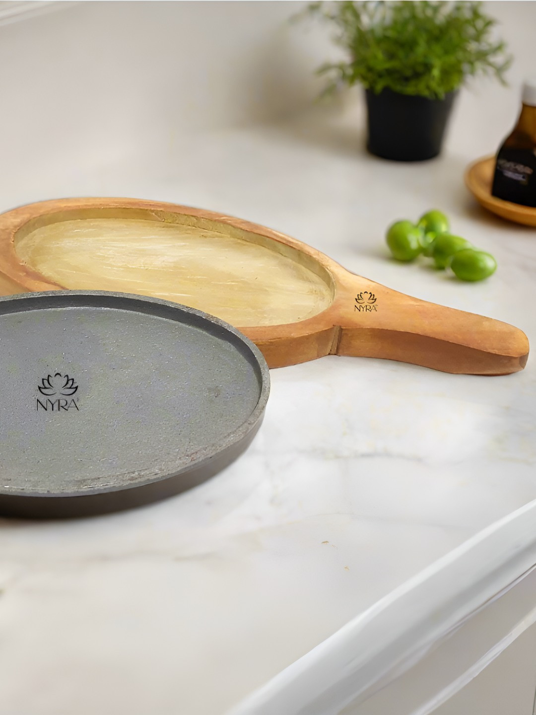 Nyra Kitchenware Classic Black & Brown Cast Iron Sizzler Platter With Wooden Stand