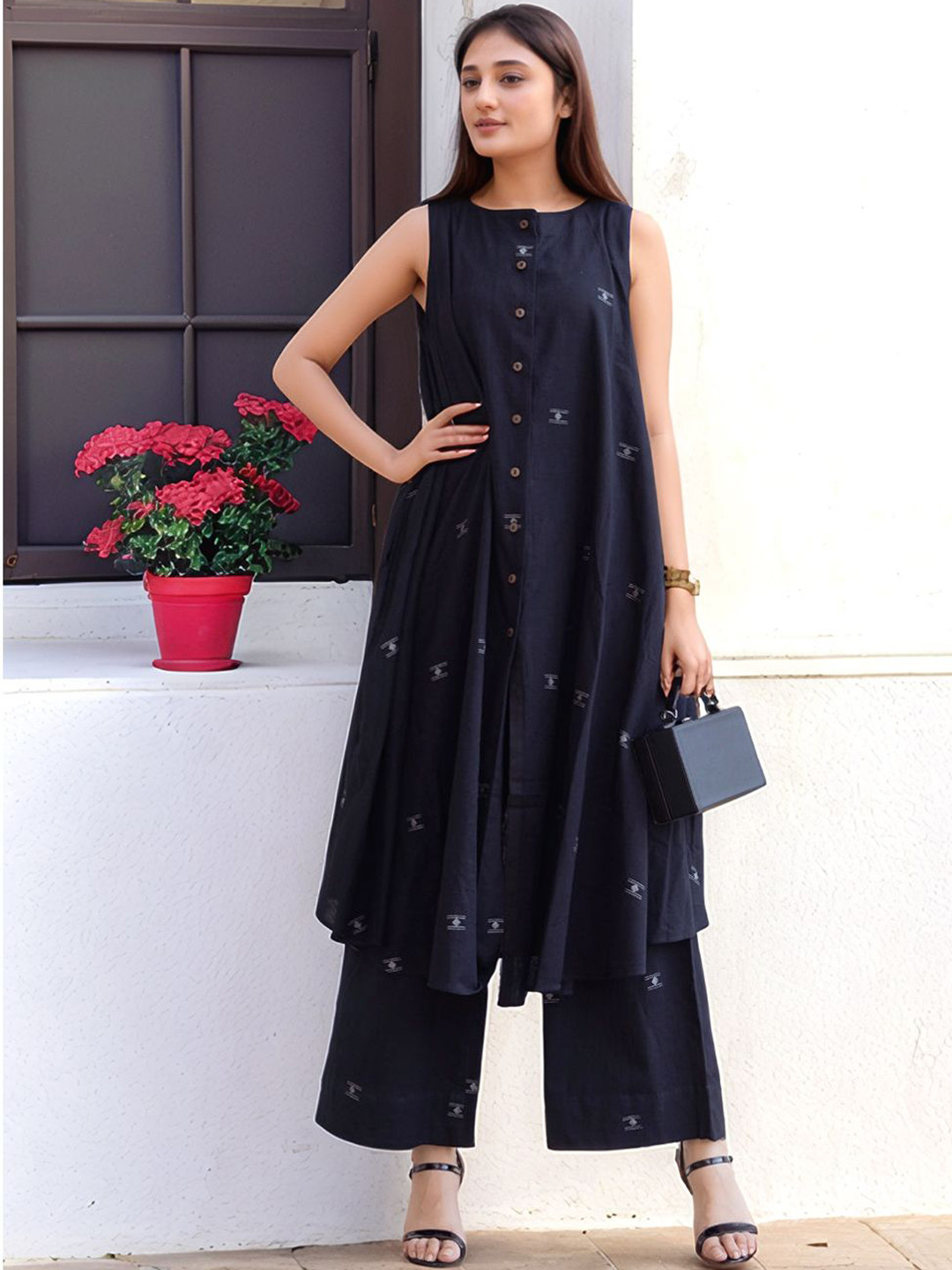 Anni Designer Women Solid Kurta with Palazzo