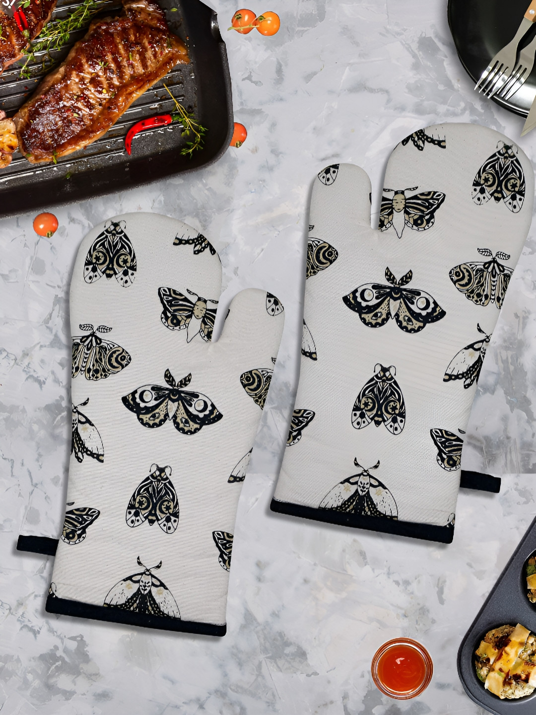 HOME COLORS.IN 2Pcs White & Black Printed Oven Gloves