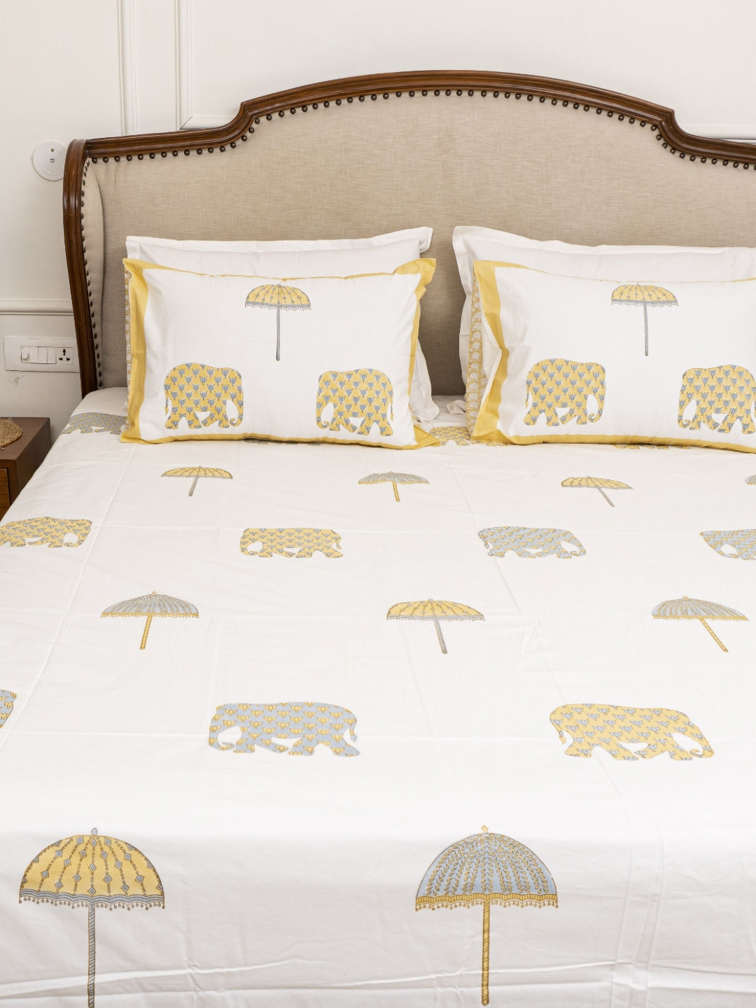 MuddnMe Yellow & White Printed 300 TC Cotton Queen Bedsheet Set 1.52 m x 2.28 m