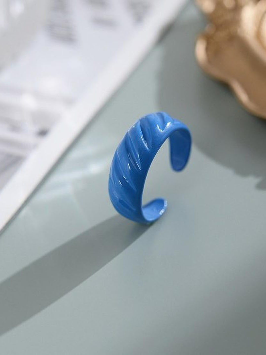 Arzonai Coloured Croissant Acrelic Matrial Ring