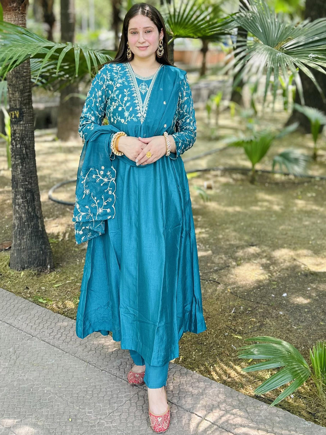 MOKOSH Women Ethnic Motif Embroidered Thread Work Kurta Set With Dupatta