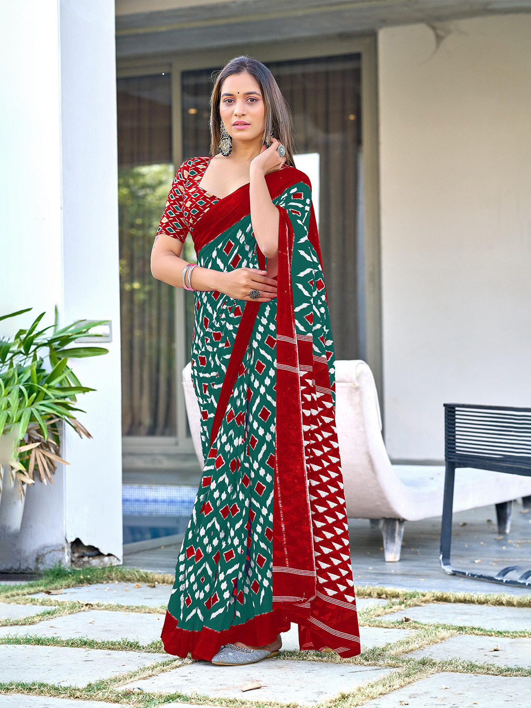 DIVASTRI  Ikat Print Saree with Unstitched Blouse Piece