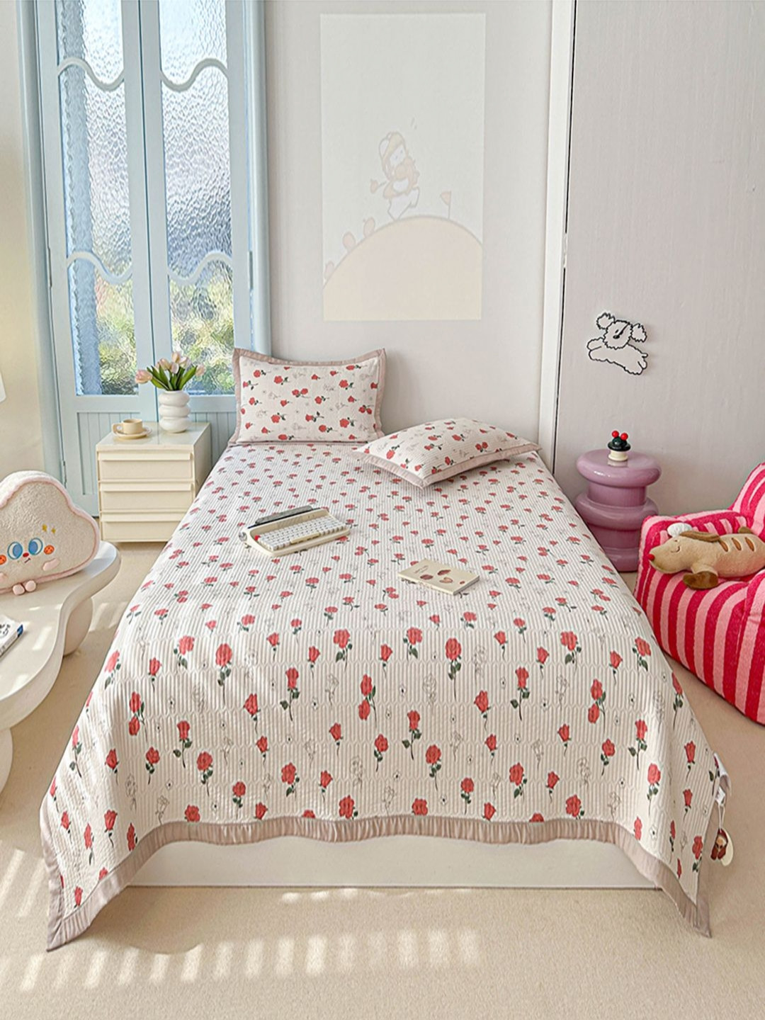 JC HOME White & Red Printed Double Bed Cover With Pillow Covers