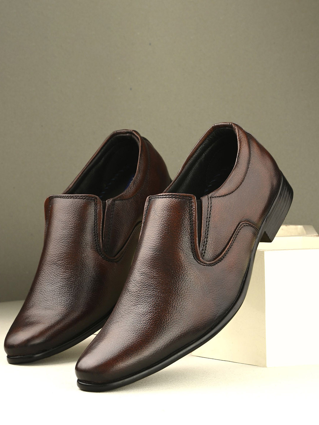 Butello Men Round Toe Slip-On Shoes